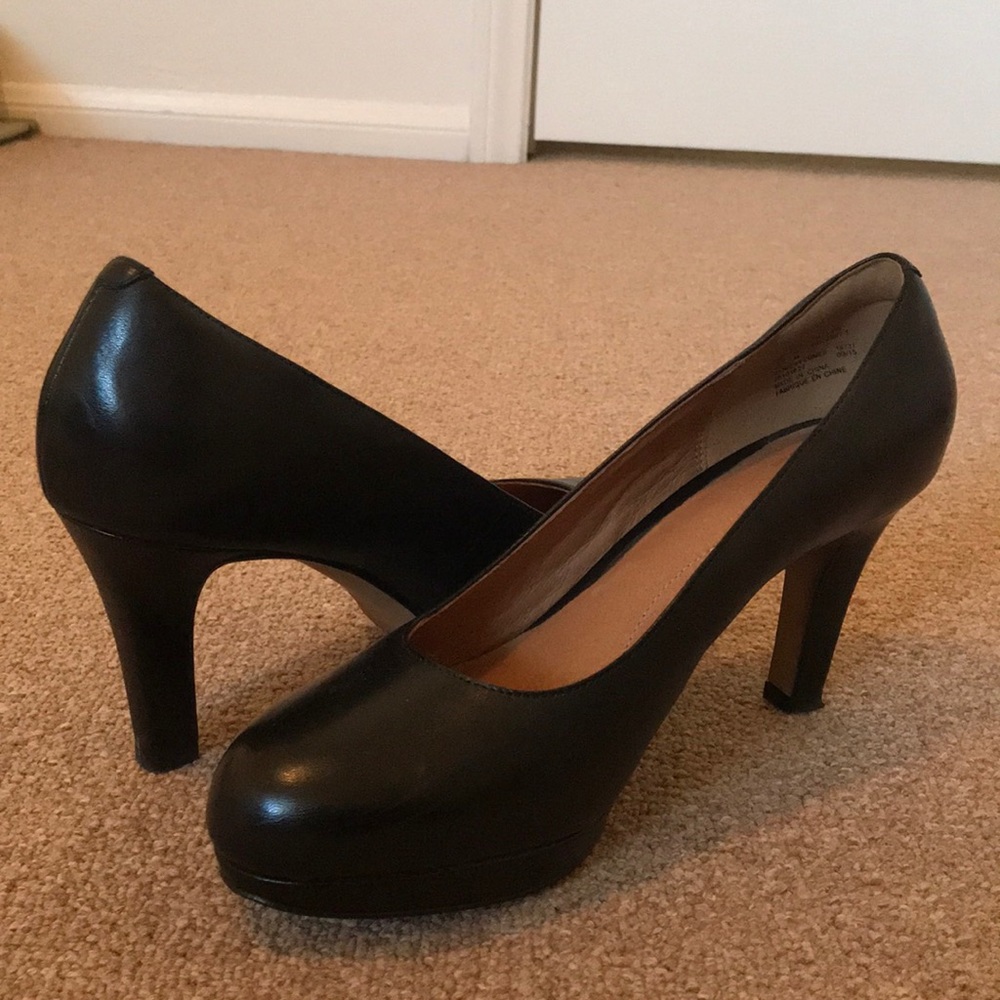 Clark’s Artisan Black Leather pumps
